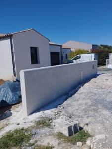 Photo de galerie - Fondation, Murette avec arrondi, et Enduit finition talochée. Couleur blanc de la côte.