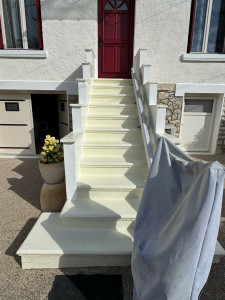 Photo de galerie - Voici une mise en peinture d’un escalier extérieur avec appui de fenêtre