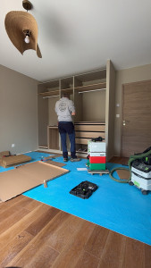 Photo de galerie - Montage d’un dressing sur mesure en kit 