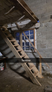 Photo de galerie - Fabrication sur place d'un l'escalierDans une grange. Pour monter à l'étage. Avec main courante 
