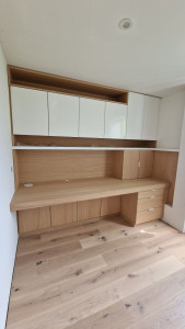 Photo de galerie - Fabrication et pose, bureau en panneaux chêne le tout protégé avec un vernis naturel 