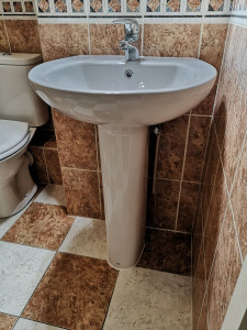 Photo de galerie - Pose d'un lavabo plus colonne.
