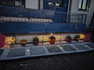 Photo de galerie - Aménagement et décoration d’un espace extérieur avec pose de graviers décoratifs, installation de plantes en pots et mise en place d’un éclairage extérieur. Finition soignée et rendu esthétique.