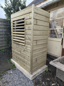 Photo de galerie - Habillage d'une pompe à chaleur avec un bardage en pin classe 4