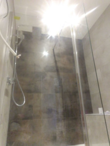 Photo de galerie - Votre artisan préféré, installation receveur de douche avec paroi de douche 