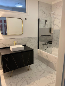 Photo de galerie - Pose de carrelages, installation de meuble et miroir 