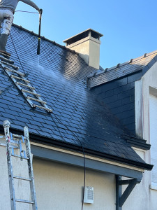 Photo de galerie - Nettoyage haute pression sur toiture ardoise 