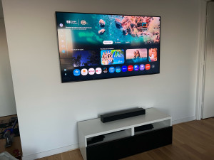 Photo de galerie - Installation télévision murale avec création prise cachée derrière la télé ! sans câble en apparence 