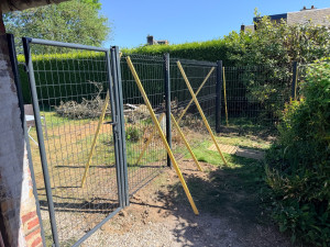 Photo de galerie - Pose d’un grillage rigide avec portillon