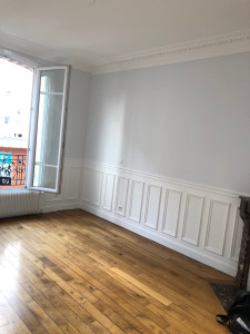 Photo de galerie - Travaux de rénovation complète : pose de parquet, peinture des murs et finitions propres pour une pièce lumineuse et moderne.