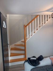 Photo de galerie - Rénovation d'un escalier comprenant le ponçage, vitrification et peinture 
