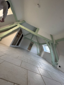 Photo de galerie - Mise en peinture poutre murs et plafond 