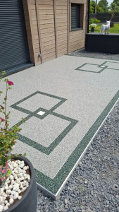 Photo de galerie - Terrasses en moquette de pierre gris clair et vert alpi