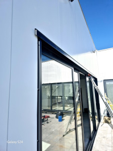 Photo de galerie - Pose finitions porte fenêtre habillage laqué bardage panneau sandwich 