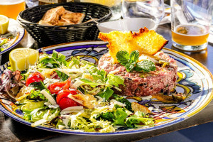 Photo de galerie - La cuisine est un art qui se déguste d'abord avec les yeux. Chaque couleur, chaque texture et chaque détail racontent la passion d'un savoir-faire où simplicité et élégance se rencontrent dans l'assiette.