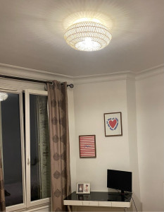 Photo de galerie - Fixez les étagères et les tableaux au mur.