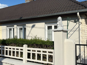 Photo de galerie - Rénovation de cette maison complète, passage karcher, bouchage de trous et fissure, peinture en deux couleurs (façade gris/beige et contour de fenêtre gris foncés)