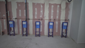 Photo de galerie - Installation et raccordement en cuivre des bâti support en series. 