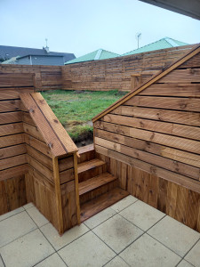 Photo de galerie - Création séparation en bois et d'une terrasse sur plots. 