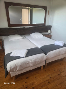 Photo de galerie -  Chambre préparée avec soin, lits  faits et linge propre pour garantir un accueil chaleureux et un séjour agréable. Chaque détail est pensé pour le confort des voyageurs