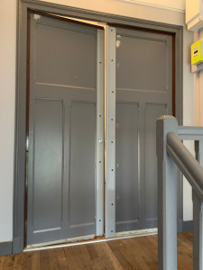 Photo de galerie - Sécurisation de porte 2/3 - 1/3  avec Serrure 5 pts + barre de pivot + couche métal pour plus de protection. 
