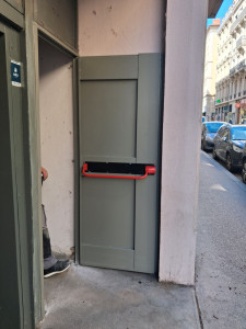 Photo de galerie - Instalation de la porte ,pose d’un anti-panique et de la gache .
