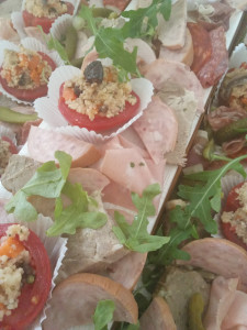 Photo de galerie - Plateau de charcuterie, viandes et salade