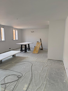 Photo de galerie - Chantier de rénovation comprenant la mise en œuvre d’enduits, travaux de peinture intérieure, pose de revêtements de sol ainsi que la rénovation et/ou remplacement des huisseries.