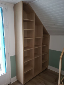 Photo de galerie - Réalisation d'une bibliothèque sous pente sur mesure. 