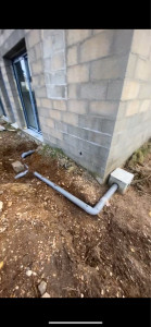 Photo de galerie - Implantation d’un regard extérieur pour les eaux pluviales et raccordement des écoulements de la maison. 
