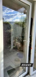 Photo de galerie - Nettoyage complet d'une porte-fenêtre, incluant les encadrements et les seuils.
