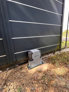 Photo de galerie - Pose motorisation portail coulissant 