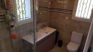 Photo de galerie - Confection d'une salle d'eau comprenant la pose carrelage, faïence, plomberie, électricité, montage meuble, pose WC, création douche...