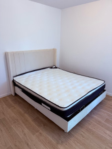 Photo de galerie - Lit coffre ALMA velours blanc cassé avec tête de lit 