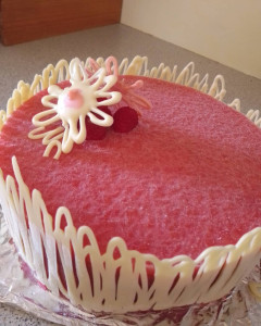 Photo de galerie - Réalisation d'un gâteau vanille framboise chocolat blanc pour mon anniversaire 