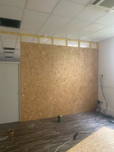Photo de galerie - Pose de cloisons en bois dans un bureau avec du Porte