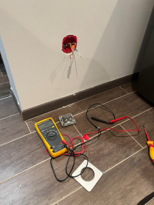 Photo de galerie - Pose de prise électrique (avant) 