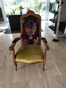 Photo de galerie - Restauration fauteuil Voltaire 
En Traditionnel ( crin ressorts etc )