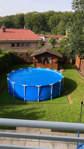Photo de galerie - Chantier terminé avec implantation de la piscine sur dalle et remodelage du terrain avec réfection du gazon.  