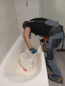 Photo de galerie - Préparation des supports. Aven mise en peinture.  peinture spécifique en résine pour baignoire lavabo. Mai je maitrise la peinture sur tout les supports existants 10 an d expérience en peinture plâtrerie.  et join placo + placo création bar cloison +