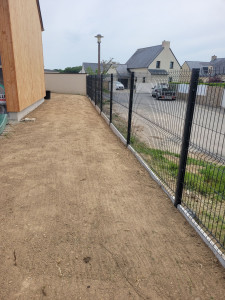 Photo de galerie - Pose d'une clôture rigide + Semis de gazon