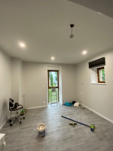 Photo de galerie - Rénovation complète d’une chambre, mise en place de spots, peinture et pose de lames de sol souple 