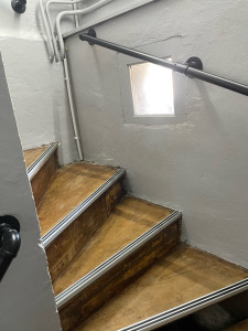 Photo de galerie - Rénovation d’une cage d’escalier,  rebouchage des trous, ponçage des mure ainsi que de l’escalier, mise en peinture des murs, vernissage des escaliers, pose de système antidérapant sur les escaliers, pose de mains courantes 