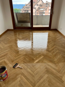 Photo de galerie - Ponçage, vernis, parquet qui brille