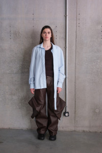 Photo de galerie - Chemise asymétrique et pantalon cargo. 