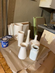 Photo de galerie - Customisation de vieux vases pour décorer une pièce avec de la peinture blanche mat et du bicarbonate de soude 