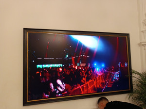 Photo de galerie - écran poser au mur 