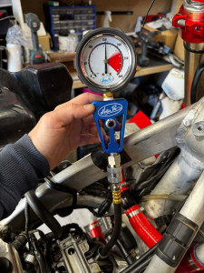Photo de galerie - Prise de compression moteur 