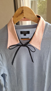Photo de galerie - Accessoire de mode - Col amovible 
Ce col vient habiller une tenue simple, apporter une touche de couleur autour du visage. Exemple Photo sur un pull.
Création disponible dans tout les coloris.
Fabrication Made in La Rochelle 
100% coton
Prix article 10 €