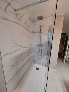 Photo de galerie - Pose receveur de douche,  faïence,  robinetterie et parois de douche .
